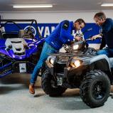Dieter Porsch bekommt die wichtigsten Funktionen des Yamaha „Kodiak 450“ ATV von Sebastian Klein erläutert